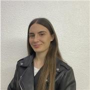 Me defino como una chica a la que le encantan los niños y le encanta enseñar. Yo daria clase a los niños de primaria